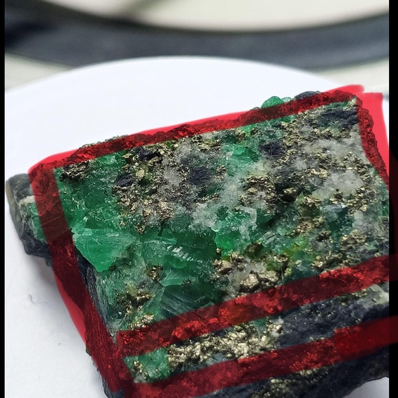 Amazing rough emerald stone with rock ! What you do?? - Picture 3 of 4